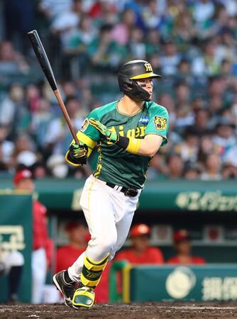 　３回、右前に勝ち越し適時打を放つ佐藤輝（撮影・山口登）