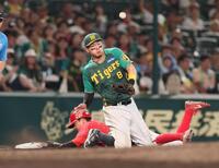 　１１回、中野の悪送球で大盛は一気に三塁へ進塁。野手佐藤輝（撮影・立川洋一郎）