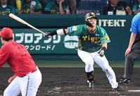 　３回、タイムリーを放つ前川（撮影・飯室逸平）