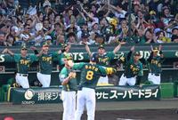 　３回、佐藤輝（８）の勝ち越し打に沸く阪神ナイン（撮影・飯室逸平）