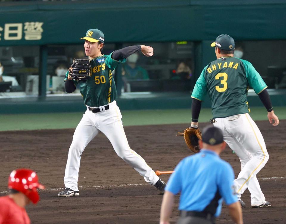 　１１回、矢野の送りバントを、富田は一塁へ悪送球する