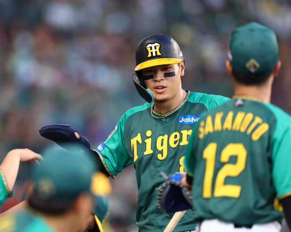 　３回、前川の適時打で生還しナインに迎えられる佐藤輝（撮影・山口登）