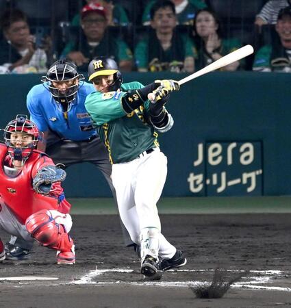 　６回、猛打賞となる左前打を放つ梅野（撮影・飯室逸平）