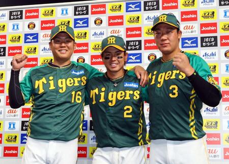 　お立ち台でポースを決める（左から）西勇、梅野、大山（撮影・山口登）