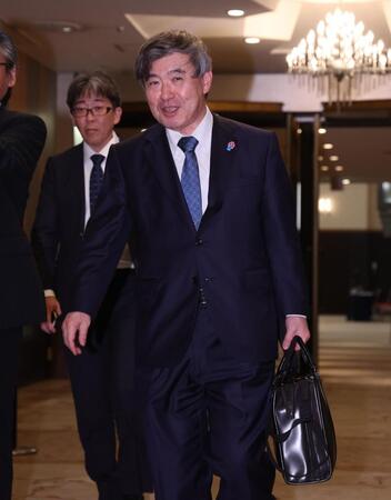 　笑顔で会場を後にする阪神・杉山オーナー（撮影・金田祐二）