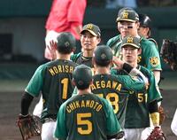 　勝利を喜ぶ木浪（中央）ら阪神ナイン（撮影・飯室逸平）