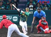 ３回阪神、２死一、二塁、右前タイムリーを放つ阪神・木浪聖也＝甲子園（撮影・飯室逸平）