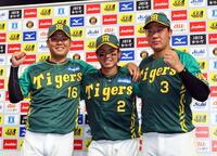 　お立ち台でポースを決める（左から）西勇、梅野、大山（撮影・山口登）