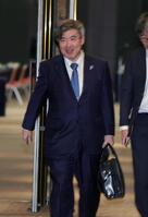 　笑顔で会場を後にする阪神・杉山オーナー（撮影・金田祐二）