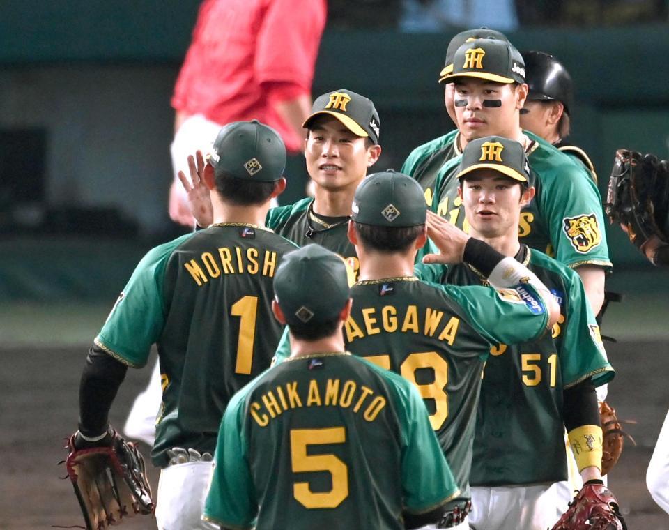 　勝利を喜ぶ木浪（中央）ら阪神ナイン（撮影・飯室逸平）