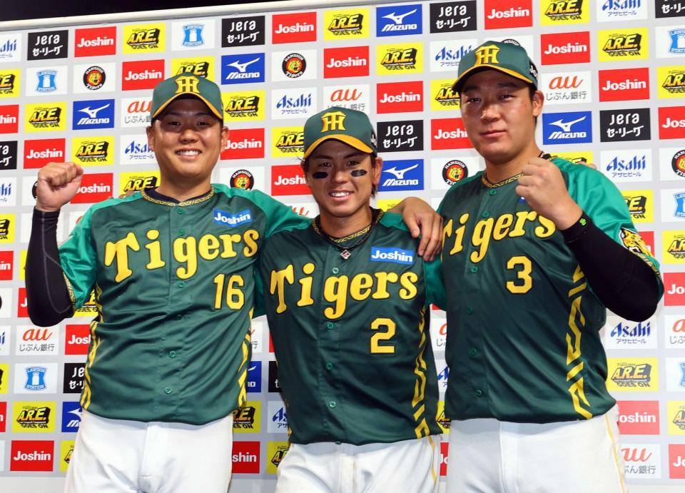 　お立ち台でポースを決める（左から）西勇、梅野、大山（撮影・山口登）