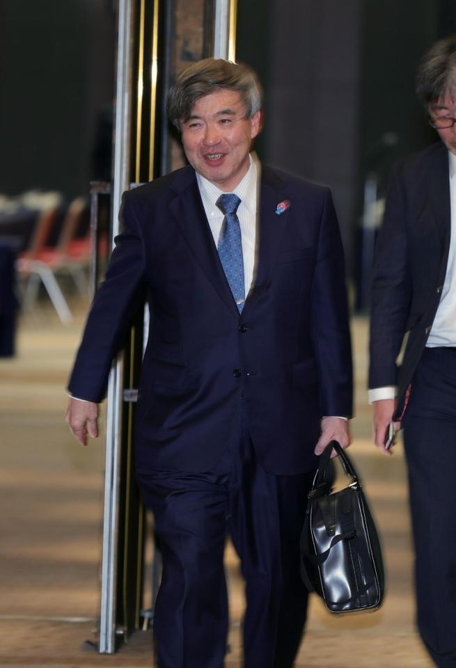 　笑顔で会場を後にする阪神・杉山オーナー（撮影・金田祐二）