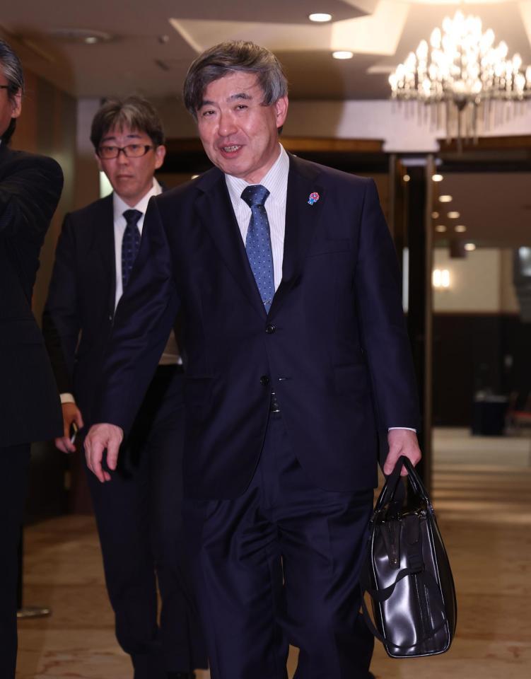 　笑顔で会場を後にする阪神・杉山オーナー（撮影・金田祐二）