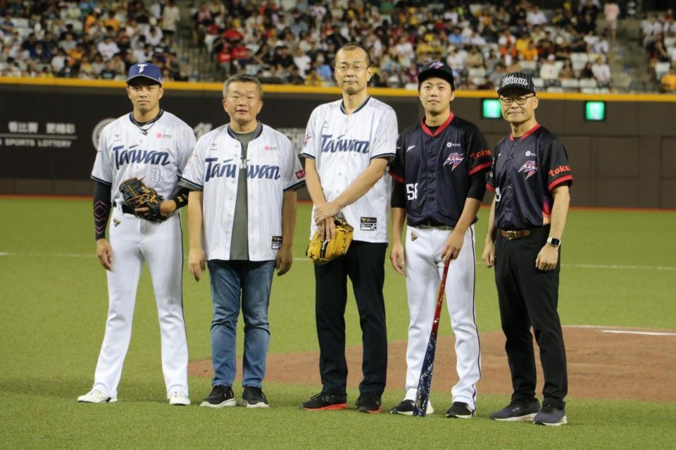 　台湾プロ野球の球宴で始球式を務めた阪神甲子園球場の向井格郎球場長（中央）＝提供写真