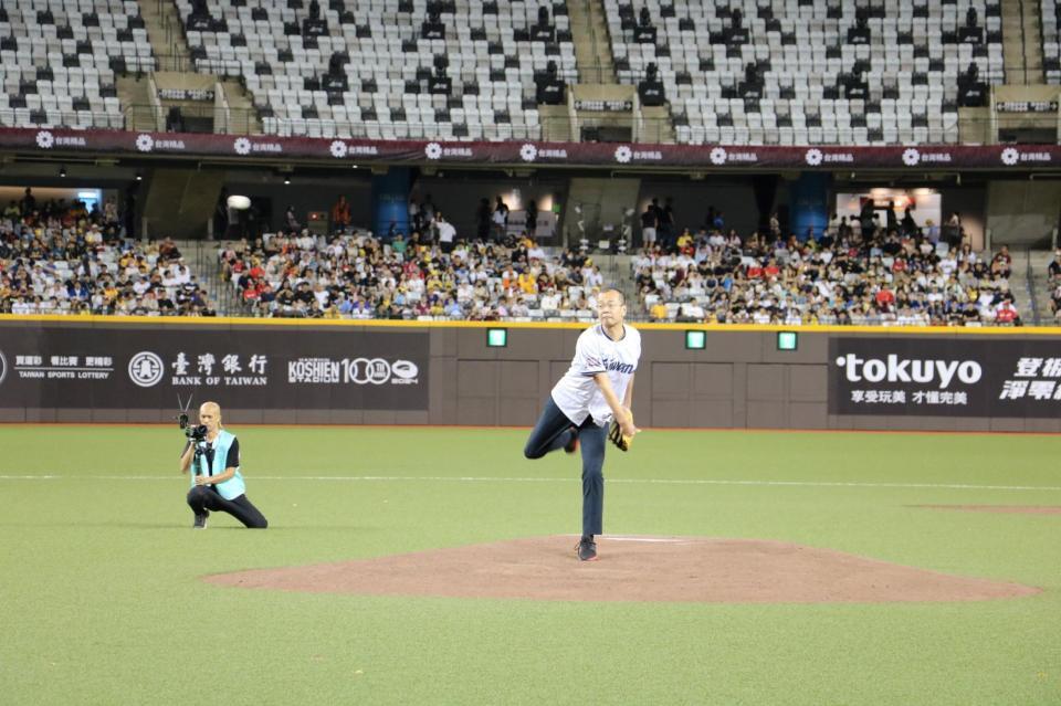 　台湾プロ野球の球宴で始球式を務めた阪神甲子園球場の向井格郎球場長（提供写真）