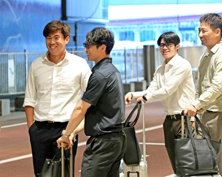 　北海道に到着し移動の車を待つ（左から）桐敷、近本、中野、岩崎（撮影・立川洋一郎）