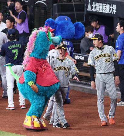 　試合が終了しスラィリーと笑顔で会話する近本（撮影・立川洋一郎）