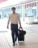 　北海道に到着し移動の車へ向かう才木（撮影・立川洋一郎）