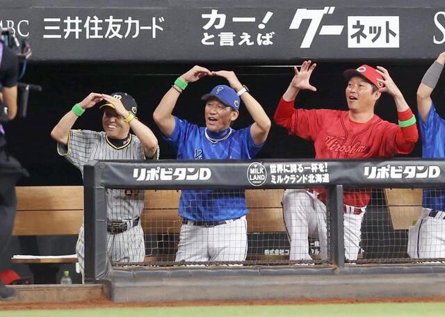 阪神・岡田監督がまさかの丸ポーズでお出迎えにSNS沸騰「岡田