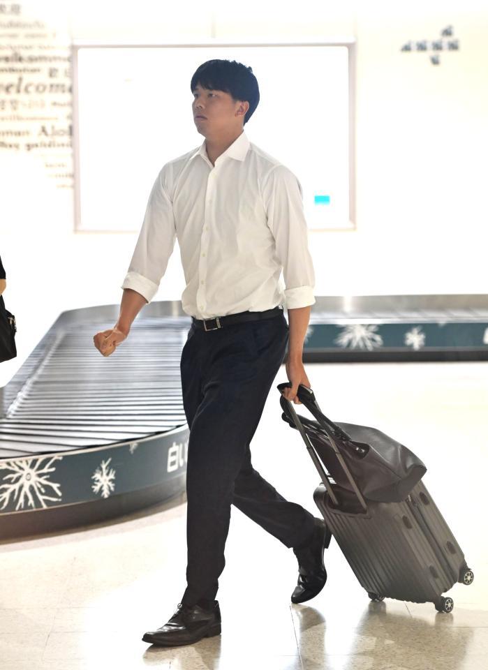 　北海道に到着した才木（撮影・立川洋一郎）