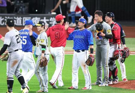 　最後を締めくくり、全セナインとタッチを交わす岩崎（右から３人目）＝撮影・立川洋一郎　　　　　　　　　　　