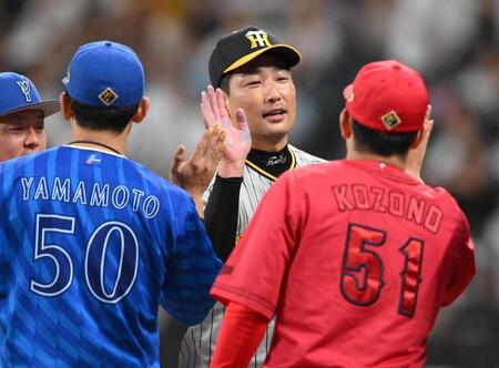 　９回を投げ終えてタッチを交わす岩崎（撮影・堀内翔）