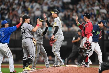 　９回、勝利してタッチを交わす岩崎（中央）＝撮影・堀内翔