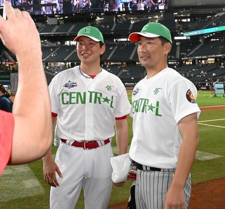 　記念撮影をする大瀬良（左）、岩崎（撮影・堀内翔）