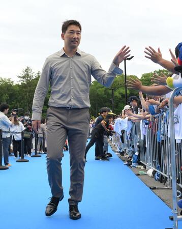 　ブルーカーペットを歩く岩崎（撮影・伊藤笙子）