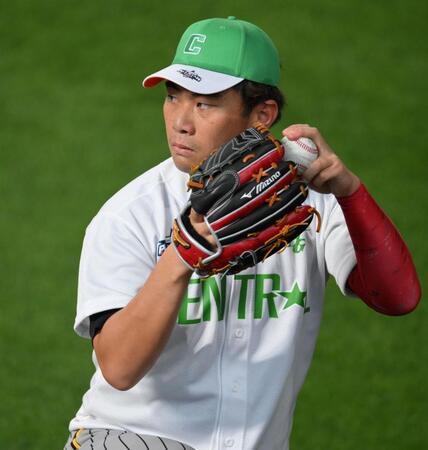 　練習ユニホームに身をつつみ、キャッチボールを行う桐敷（撮影・伊藤笙子）