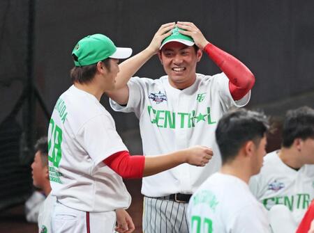 　床田（左）と談笑する桐敷（撮影・立川洋一郎）