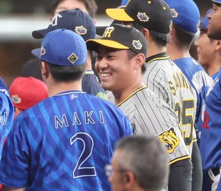 　牧と談笑する桐敷（撮影・田中太一）