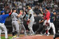 　９回、勝利してタッチを交わす岩崎（中央）＝撮影・堀内翔