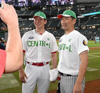 　記念撮影をする大瀬良（左）、岩崎（撮影・堀内翔）