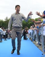 　ブルーカーペットを歩く岩崎（撮影・伊藤笙子）