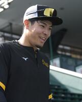 　笑顔を見せる佐藤輝（撮影・石井剣太郎）