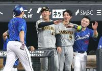 　２回、牧（左）を迎える桐敷（中央左）と近本（同右）＝撮影・中島達哉