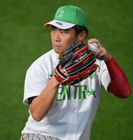 　練習ユニホームに身をつつみ、キャッチボールを行う桐敷（撮影・伊藤笙子）