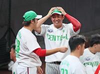 　床田（左）と談笑する桐敷（撮影・立川洋一郎）