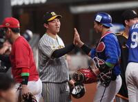 　５回、全セのナインを出迎える桐敷（撮影・田中太一）