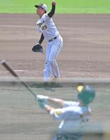 　シート打撃で渡辺（手前）に本塁打を浴びる高橋（撮影・北村雅宏）