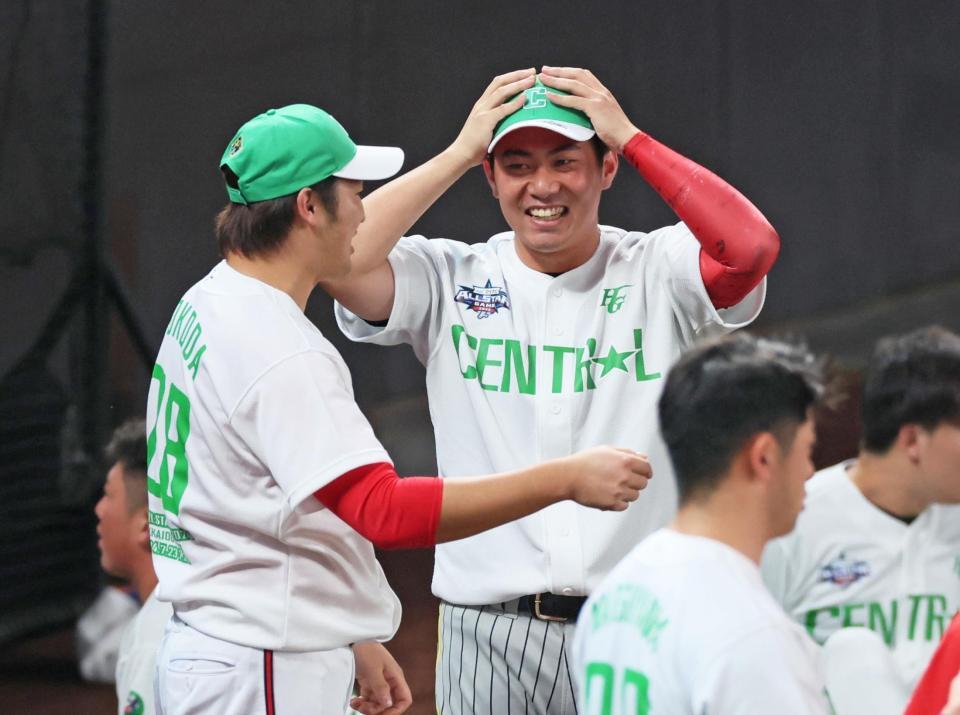 　床田（左）と談笑する桐敷（撮影・立川洋一郎）