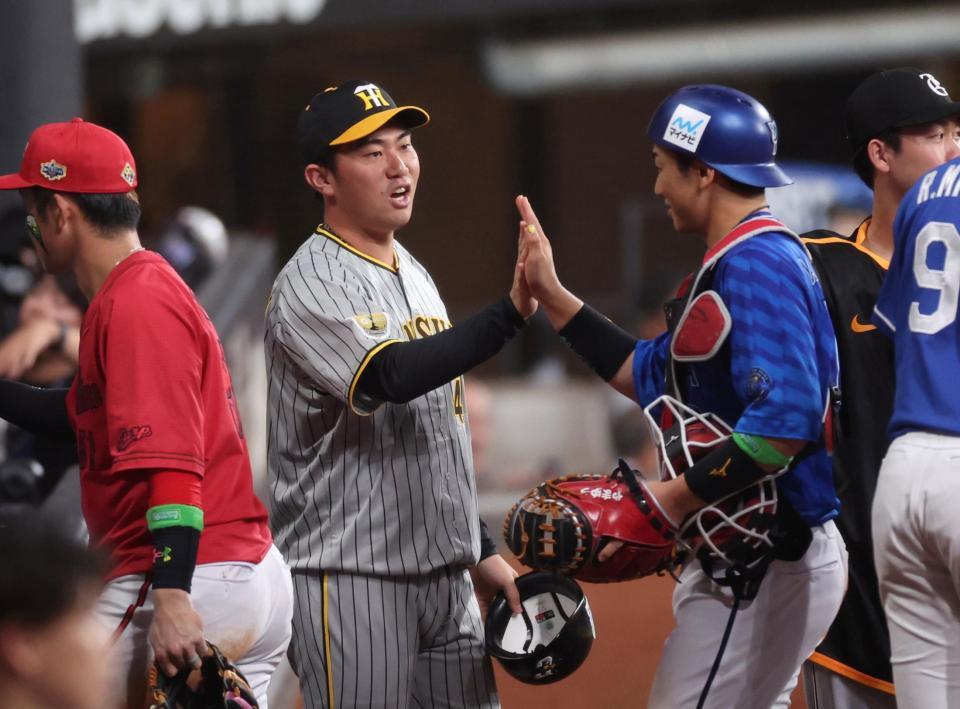 　５回、全セのナインを出迎える桐敷（撮影・田中太一）