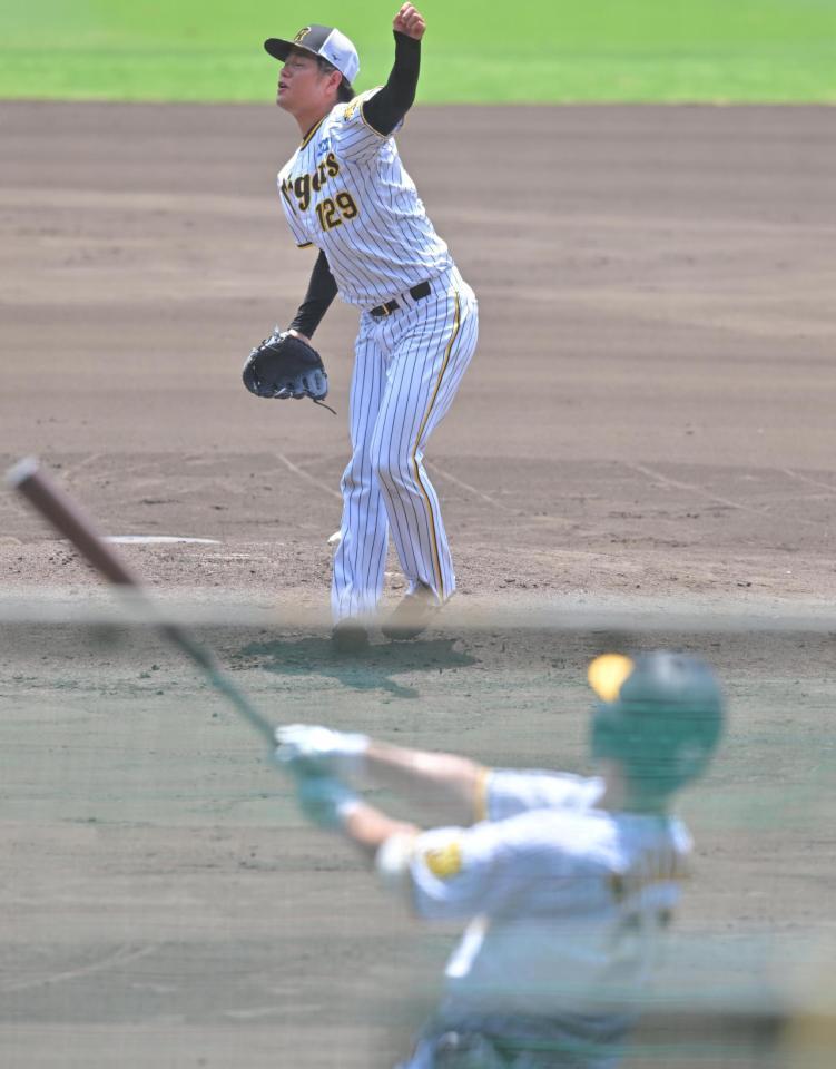 　シート打撃で渡辺（手前）に本塁打を浴びる高橋（撮影・北村雅宏）