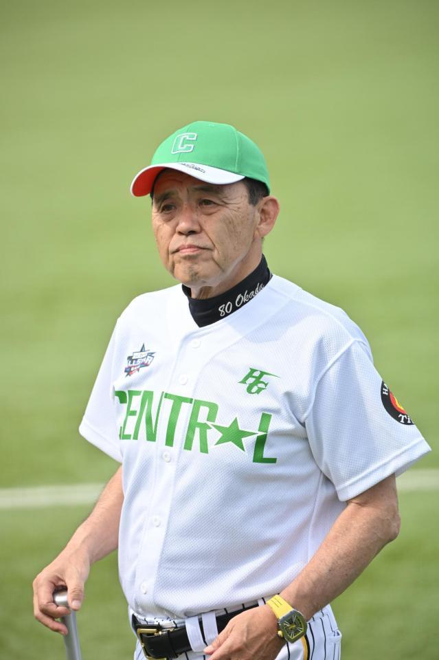 　球場入りする岡田監督