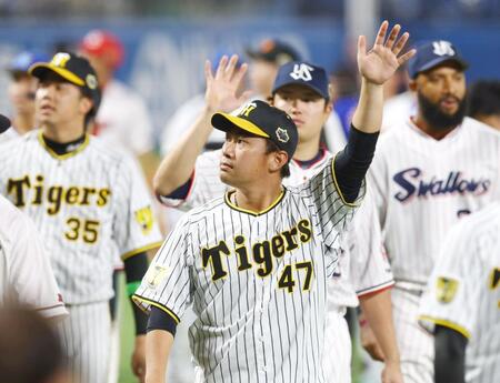 　場内一周でファンの声援に応える桐敷（撮影・山口登）