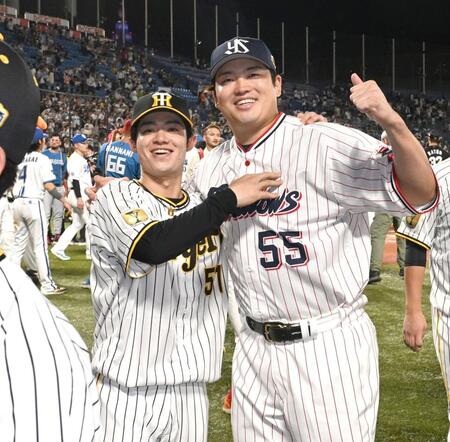 　試合後のセレモニーで記念撮影をする中野（左）、村上（撮影・堀内翔）