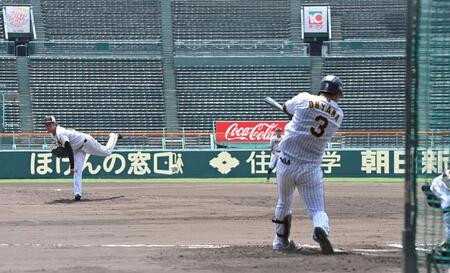 　シート打撃で大山を遊ゴロに打ち取る高橋（左）＝撮影・北村雅宏