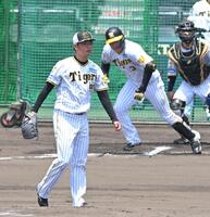 　大山（３）を遊ゴロに打ち取る高橋（撮影・石井剣太郎）