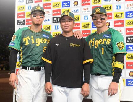 　ヒーローインタビューを終え笑顔を見せる（左から）佐藤輝、村上、森下（撮影・石井剣太郎）